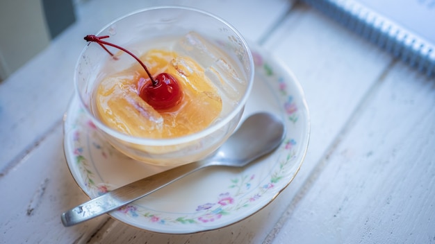 Naranja en almíbar de azúcar con cereza