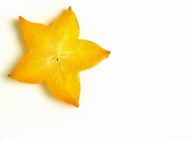 Naranja amarilla en rodajas Star Fruit madura sobre fondo blanco con espacio libre para texto y diseño