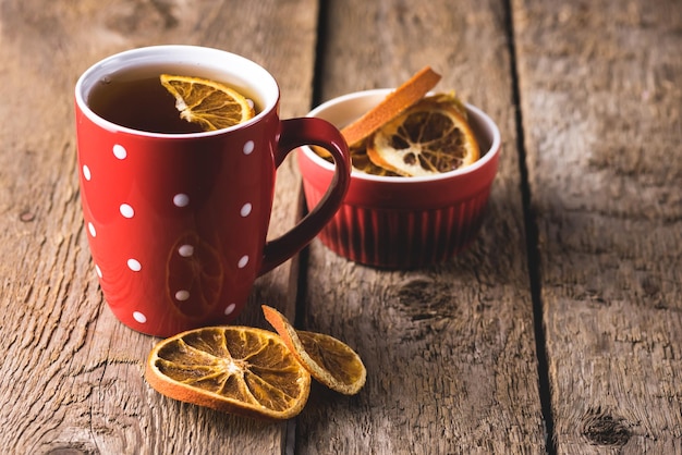 Naranja casera crujiente de frutas secas en rodajas taza de té bocadillo saludable sobre fondo de madera