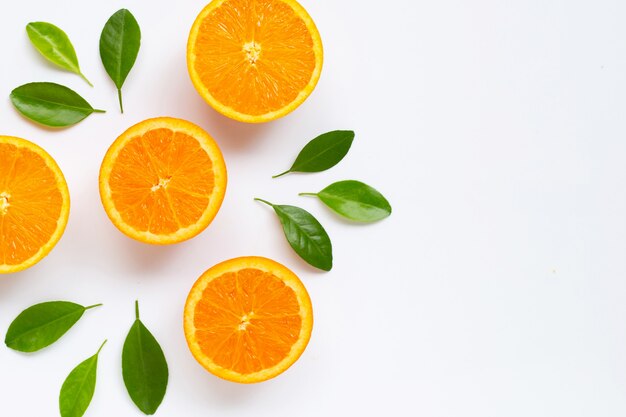 Naranja cítrica fresca con hojas aisladas en blanco