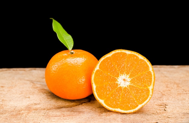 El naranja cortado por la mitad en una mesa de madera
