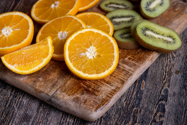 Naranja sin cortar en una tabla de cortar de madera