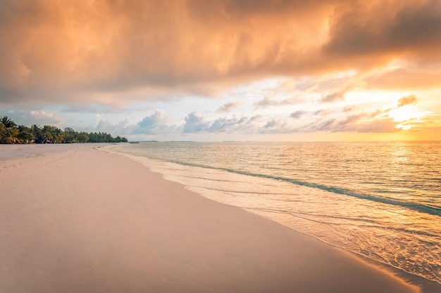 Naranja y dorado atardecer cielo arena suave calma tranquilo relajante luz solar verano estado de ánimo en la playa