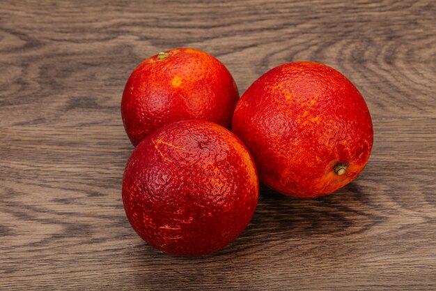 Naranja dulce roja sobre fondo