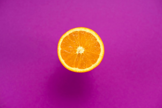 El naranja es un fondo de frutas tropicales ultravioleta.