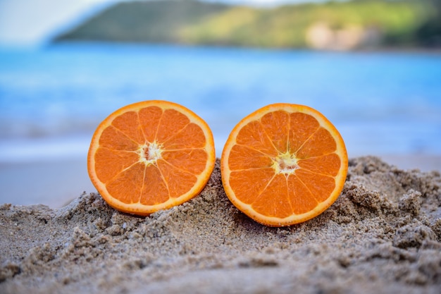 Naranja está en el fondo de playa vista mar, concepto de vacaciones de verano