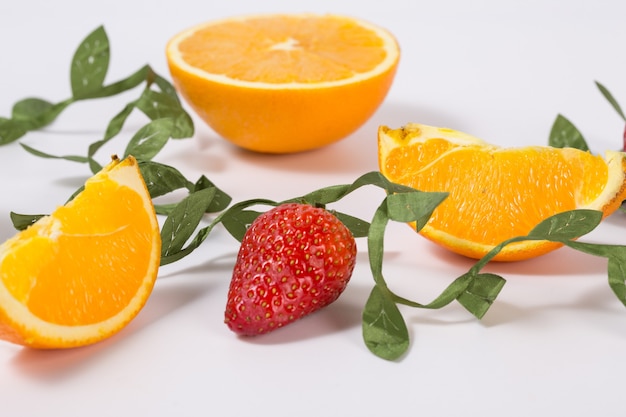 Foto naranja y fresas aislado en blanco