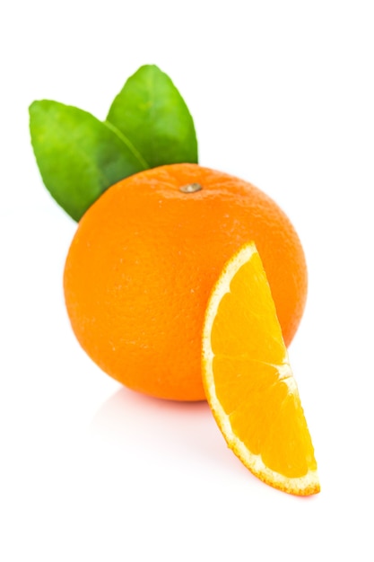 naranja fresca aislada sobre fondo blanco