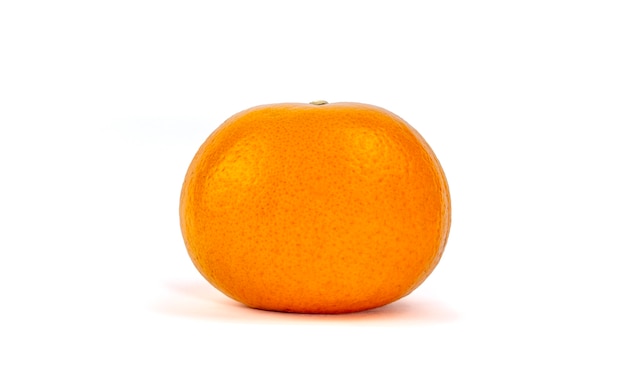 Naranja fresca aislado en blanco