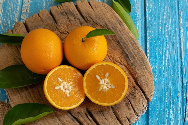 Naranja fresca en un fondo de mesa de madera