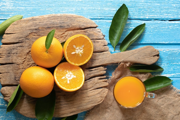 Foto naranja fresca en un fondo de mesa de madera