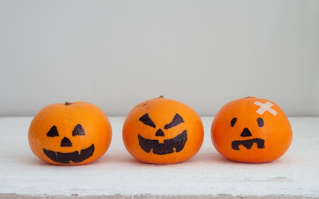 La naranja fresca con Head Pumpkins embrujó la cara escalofriante decoración DIY fácil para Halloween