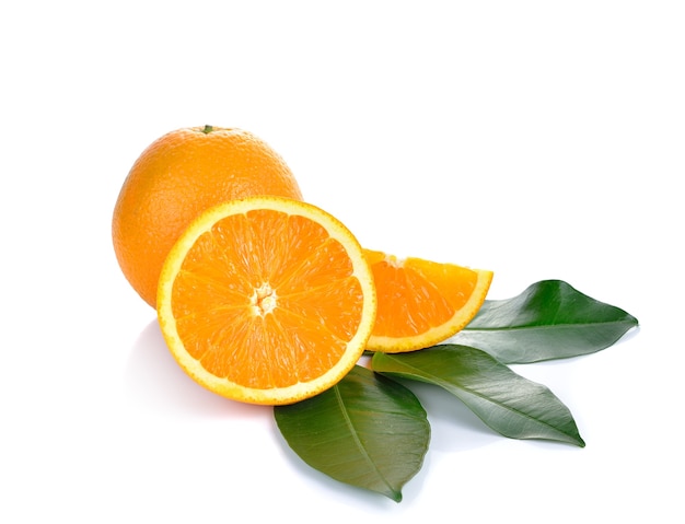 Naranja fresca con hojas aisladas