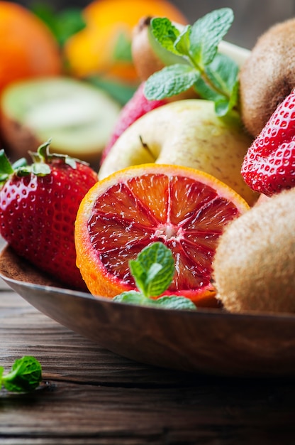 Naranja fresca, kiwi, fresa y manzana.