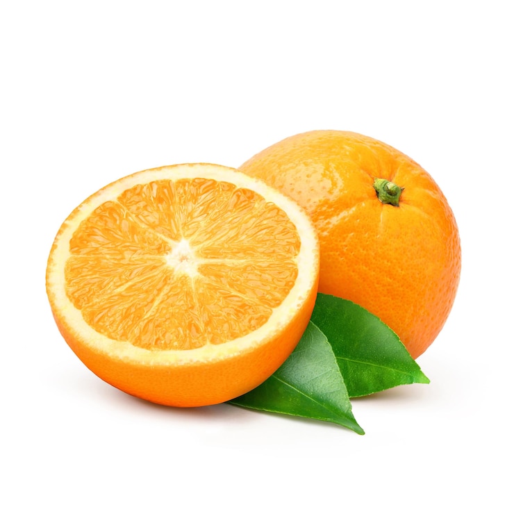 Foto naranja fresca partida sobre fondo blanco