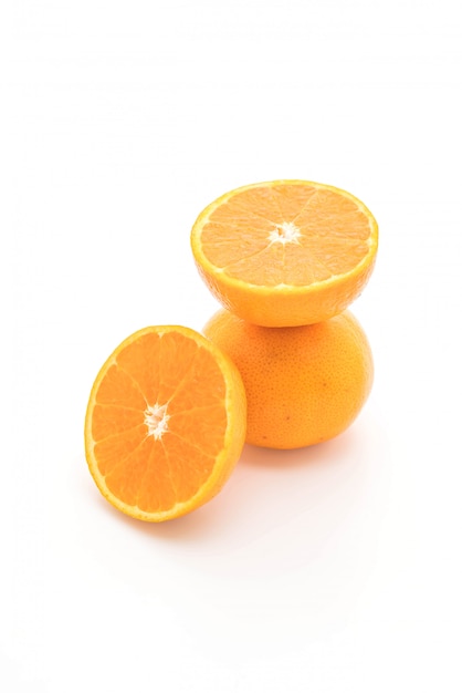 naranja fresca sobre fondo blanco