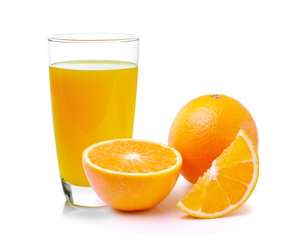 Naranja fresca y vaso con jugo