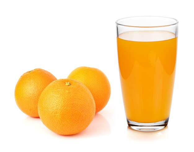 Naranja fresca y vaso con jugo.