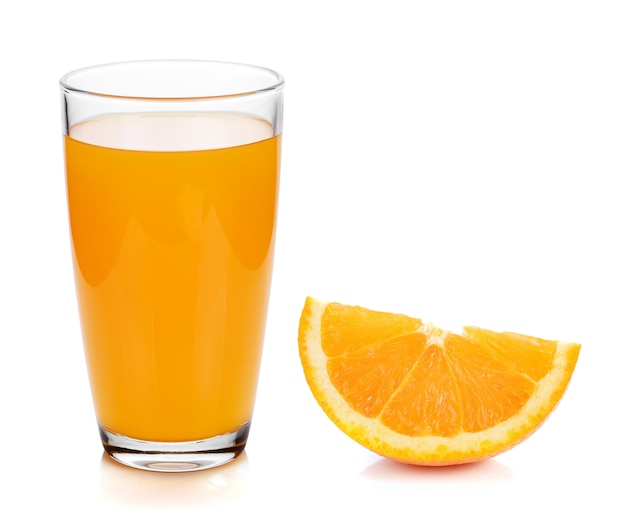 Naranja fresca y vaso con jugo.