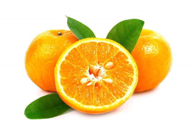 Naranja de fruta fresca con hojas sobre un fondo blanco.