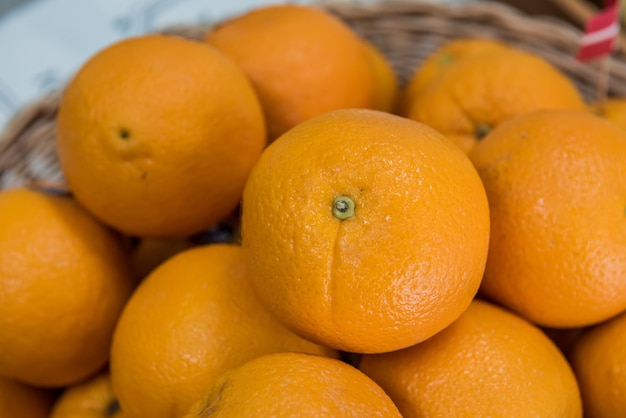 Naranja, fruta fresca en el mercado callejero