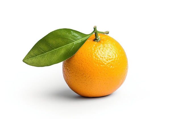 naranja con hoja sobre fondo blanco