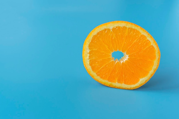 Naranja jugosa madura sobre un fondo azul Cítricos Vitaminas y alimentos para vegetarianos