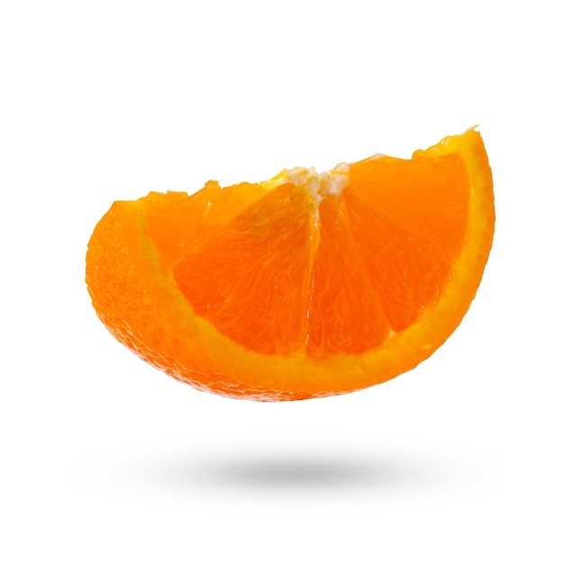 Naranja madura aislada sobre fondo blanco