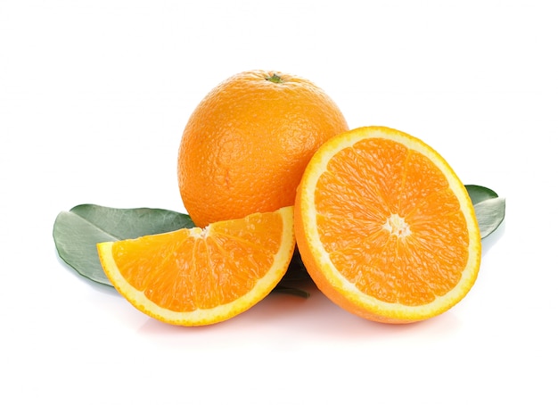 Naranja madura aislada sobre fondo blanco