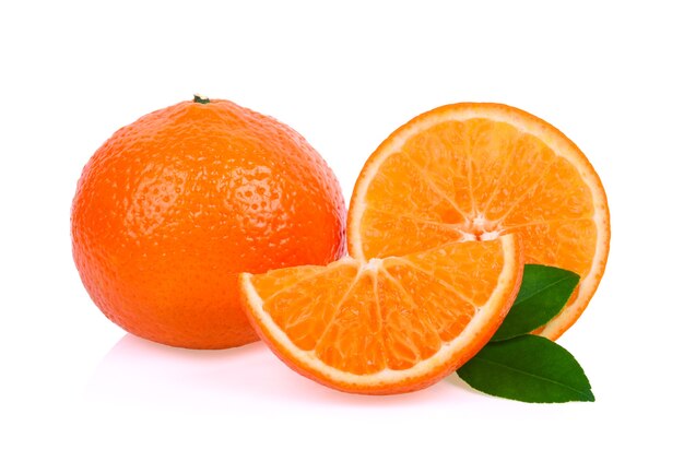 Naranja mandarina aislado sobre fondo blanco.
