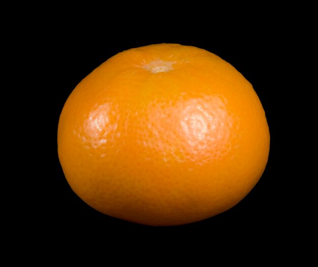 Naranja mandarina en el fondo negro