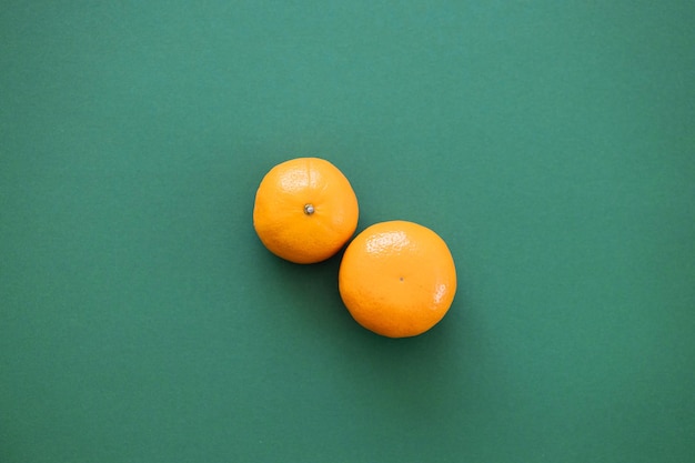 Naranja mandarina sobre un fondo verde