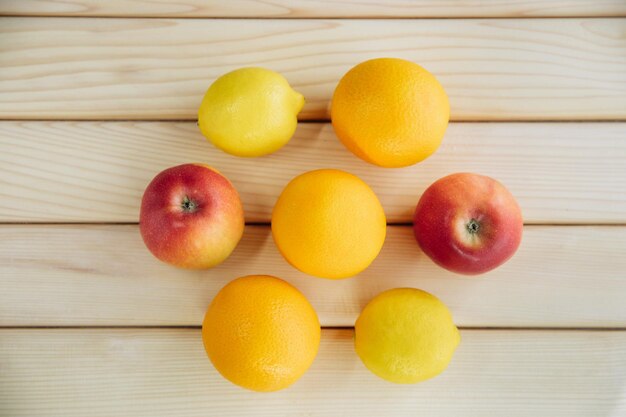 Foto naranja manzana limón en una pizarra blanca de madera