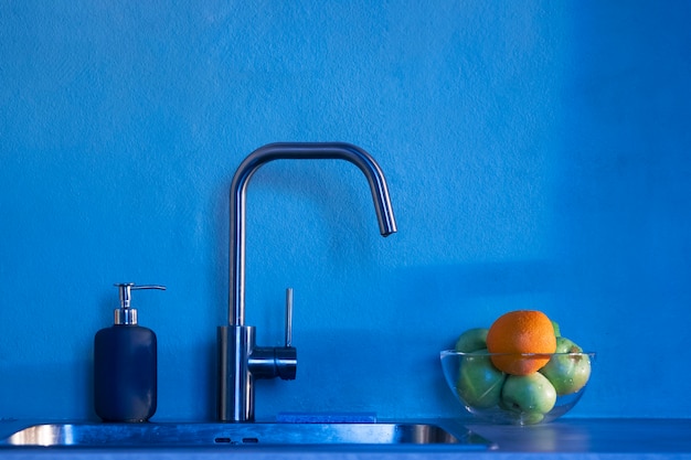 Naranja y manzanas en un tazón en la cocina