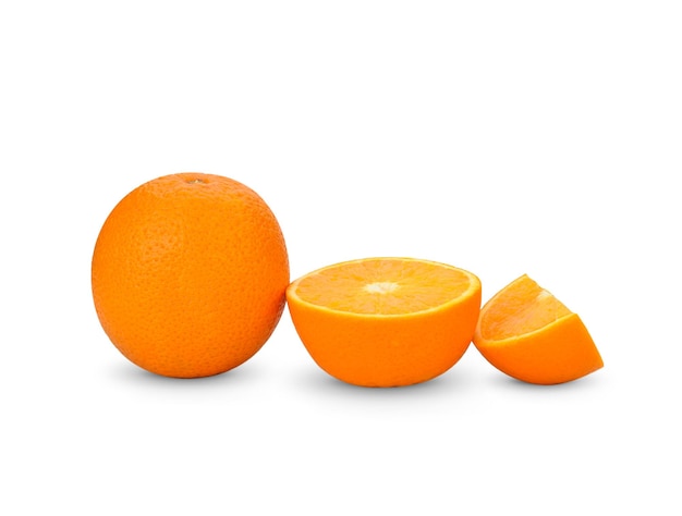 Naranja con la mitad de naranja aislado sobre fondo blanco con trazado de recorte