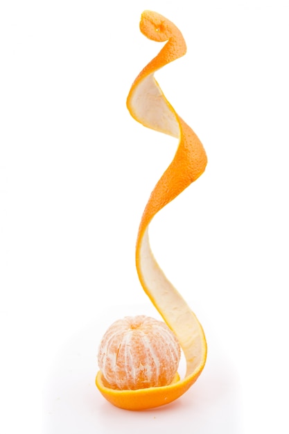 naranja pelada en una cáscara de naranja