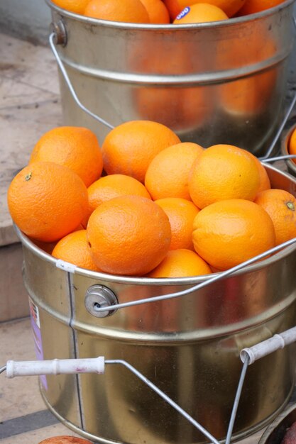 Naranja en un recipiente vendido en el mercado de agricultores