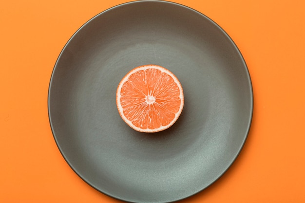 Naranja roja (o pomelo) en placa gris