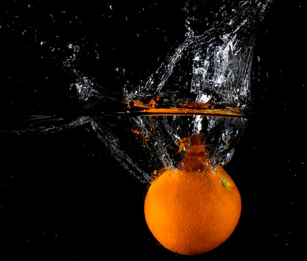 La naranja salpica agua