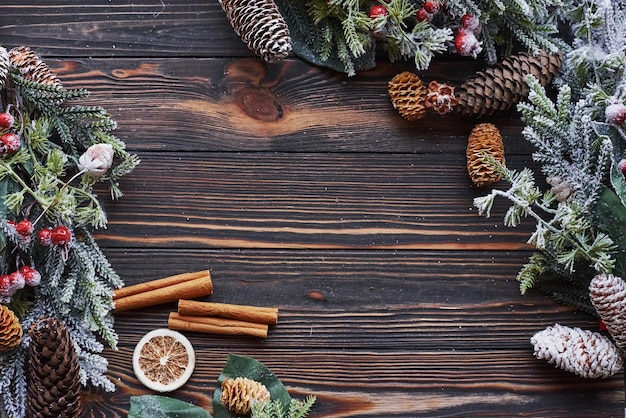 Naranja seca tendida en la superficie. Vista superior del marco festivo de navidad con adornos de año nuevo.