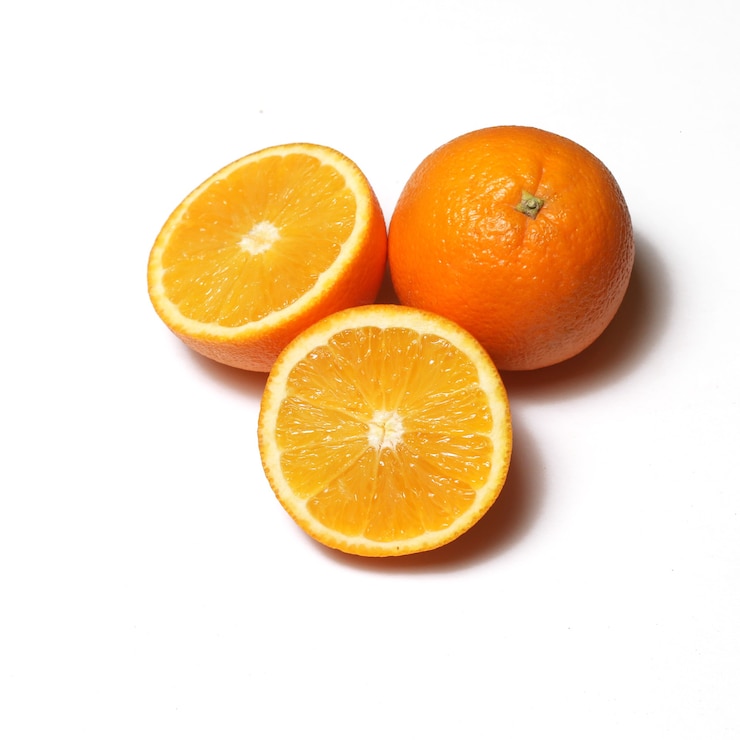Foto una naranja sobre un fondo blanco.