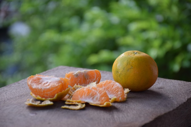 Naranja sobre fondo de madera.