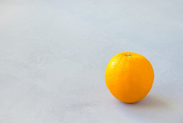 Naranja sobre gris