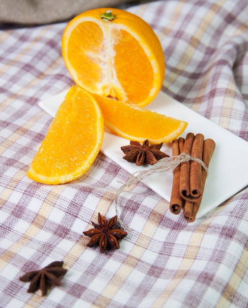 Naranja sobre el mantel con especias