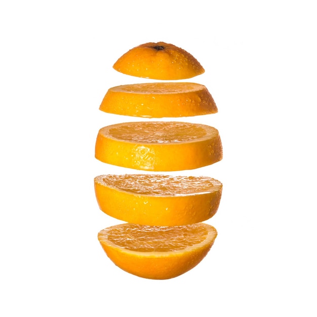 Foto naranja voladora rodajas de naranja aislado sobre fondo blanco.