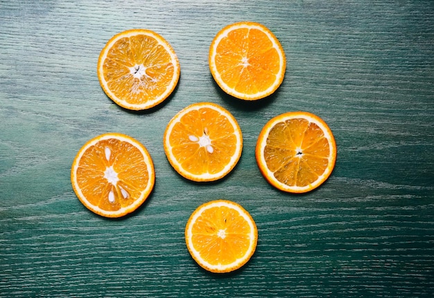 Naranjas acostado fondo negro Foto de naturaleza muerta Estilo saludable Fruta y naturaleza