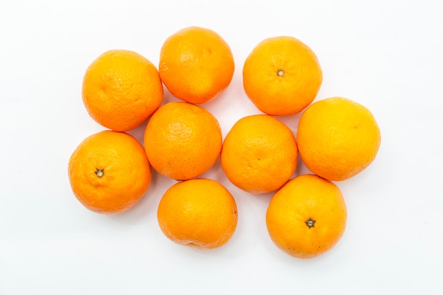 Naranjas aisladas en blanco