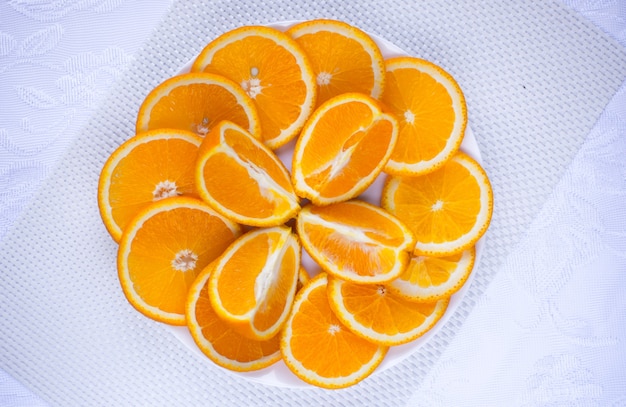 Naranjas amarillas frescas sobre un fondo blanco.