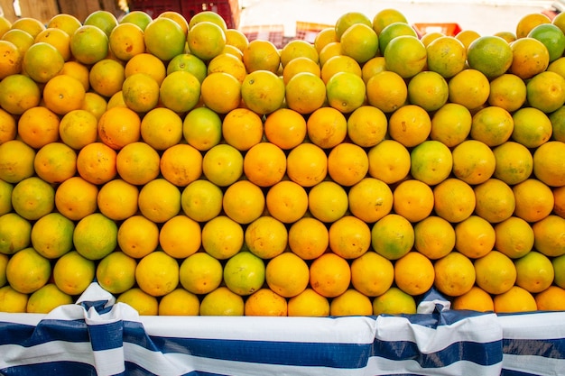 Naranjas apiladas en la feria de la calle.