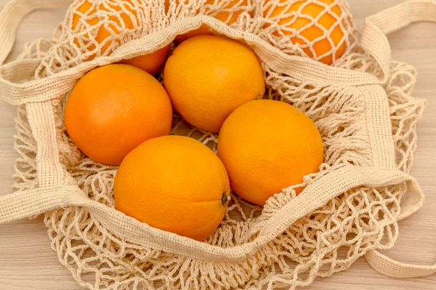 Naranjas en una bolsa de cuerda de algodón Frutas dulces Productos vegetarianos